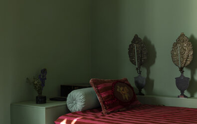 eyJmciI6IkNoYW1icmUgYXZlYyBsaXQgcm91Z2UgZXQgZCYjeEU5O2NvcmF0aW9uIGNsYXNzaXF1ZSJ9