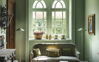 eyJmciI6IlNhbG9uICYjeEU5O2wmI3hFOTtnYW50IGF2ZWMgZGVzIG11cnMgdmVydHMsIGRlcyBtZXVibGVzIGNsYXNzaXF1ZXMgZXQgdW5lIGdyYW5kZSBmZW4mI3hFQTt0cmUgbHVtaW5ldXNlLiJ9