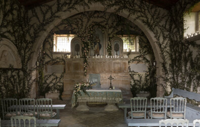 eyJmciI6IkludCYjeEU5O3JpZXVyIGQmI3gyNzt1bmUgY2hhcGVsbGUgZCYjeEU5O2NvciYjeEU5O2UgZGUgcGxhbnRlcyBncmltcGFudGVzIGV0IGRlIGZsZXVycywgYXZlYyBhdXRlbCBldCBiYW5jcy4ifQ==