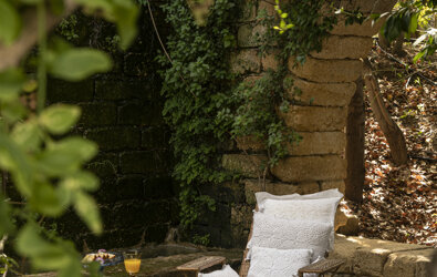 eyJmciI6IkZhdXRldWlsIGVuIHJvdGluIGV0IGNvdXNzaW5zIGJsYW5jcyBkYW5zIHVuIGphcmRpbiBvbWJyYWcmI3hFOTsgYXZlYyBwbGFudGVzIGdyaW1wYW50ZXMgZXQgbXVyIGVuIHBpZXJyZSJ9