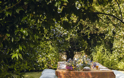 eyJmciI6IlRhYmxlICYjeEU5O2wmI3hFOTtnYW1tZW50IGRyZXNzJiN4RTk7ZSBkYW5zIHVuIGphcmRpbiB2ZXJkb3lhbnQsIG9ybiYjeEU5O2UgZGUgZmxldXJzIGNvbG9yJiN4RTk7ZXMgZXQgZGUgZCYjeEU5O2NvcmF0aW9ucyByYWZmaW4mI3hFOTtlcy4ifQ==