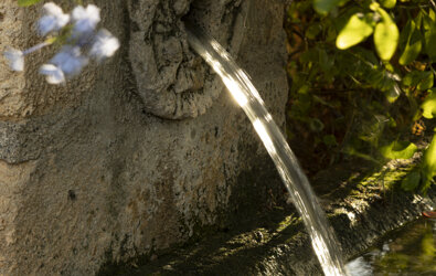 eyJmciI6IkZvbnRhaW5lIG11cmFsZSBlbiBwaWVycmUgYXZlYyBlYXUgcXVpIGNvdWxlLCBlbnRvdXImI3hFOTtlIGRlIHZlcmR1cmUifQ==