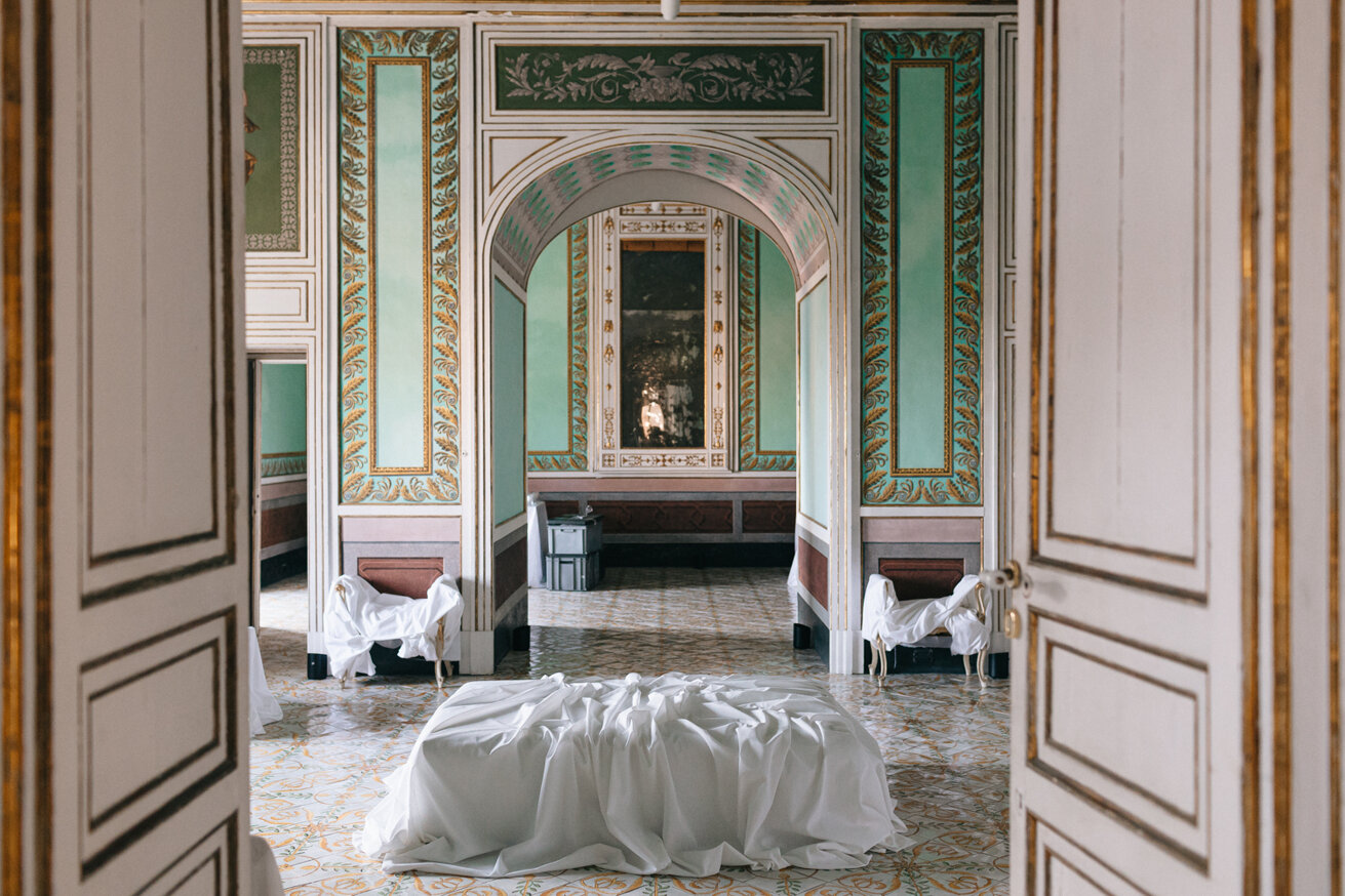 eyJmciI6IkludCYjeEU5O3JpZXVyIGQmI3gyNzt1biBzYWxvbiB2aW50YWdlIGF1eCBkJiN4RTk7Y29yYXRpb25zIGVuIGJvaXMgZG9yJiN4RTk7IGV0IG11cnMgdmVydHMifQ==