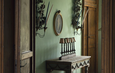 eyJmciI6IkludCYjeEU5O3JpZXVyIGQmI3gyNzt1bmUgc2FsbGUgYXZlYyBtb2JpbGllciBhbmNpZW4sIGNoYW5kZWxpZXIgZXQgdGFibGVhdSBvdmFsZSJ9