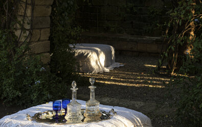 eyJmciI6IlRhYmxlIGJhc3NlIGV4dCYjeEU5O3JpZXVyZSBhdmVjIG5hcHBlIGVuIGRlbnRlbGxlIGJsYW5jaGUgZXQgY2FyYWZlcyBlbiB2ZXJyZSBlbnRvdXImI3hFOTtlIGRlIHZlcmR1cmUuIn0=