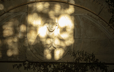 eyJmciI6IkJhcy1yZWxpZWYgZW4gcGllcnJlICYjeEU5O2NsYWlyJiN4RTk7IHBhciBsYSBsdW1pJiN4RTg7cmUgJiN4RTA7IHRyYXZlcnMgZGVzIGZldWlsbGFnZXMifQ==