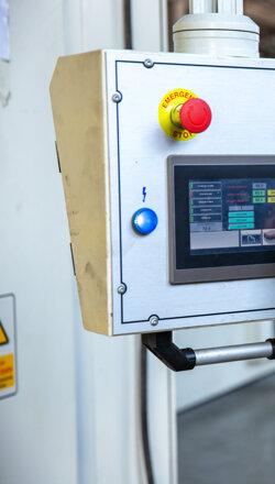 il-lavoratore-utilizza-il-pannello-di-controllo-fabbrica