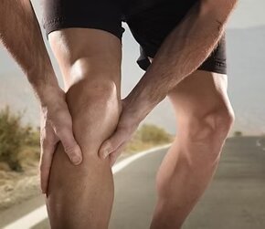 Corridore con dolore al ginocchio, rappresenta traumi sportivi e artrosi