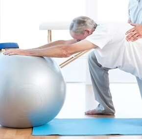 Esercizi di riabilitazione con palla da ginnastica per anziano