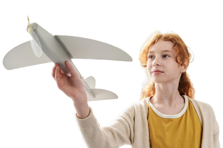 Giovane ragazza con modellino di aereo, simbolo di mobilità formativa e innovazione