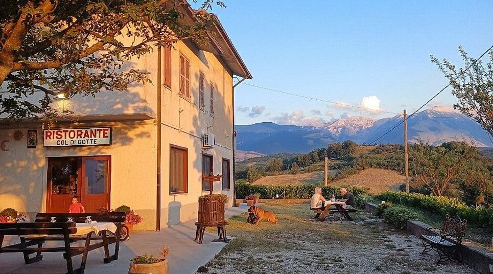 Ristorante Col di Gotte in Abruzzo con vista panoramica sulle montagne. Tavoli all'aperto per cene pittoresche. Ristorante Col di Gotte in Abruzzo con vista panoramica sulle montagne. Tavoli all'aperto per cene pittoresche.