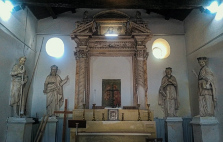 Interno di una chiesa con altare e statue di santi, elementi storici ed ecclesiastici