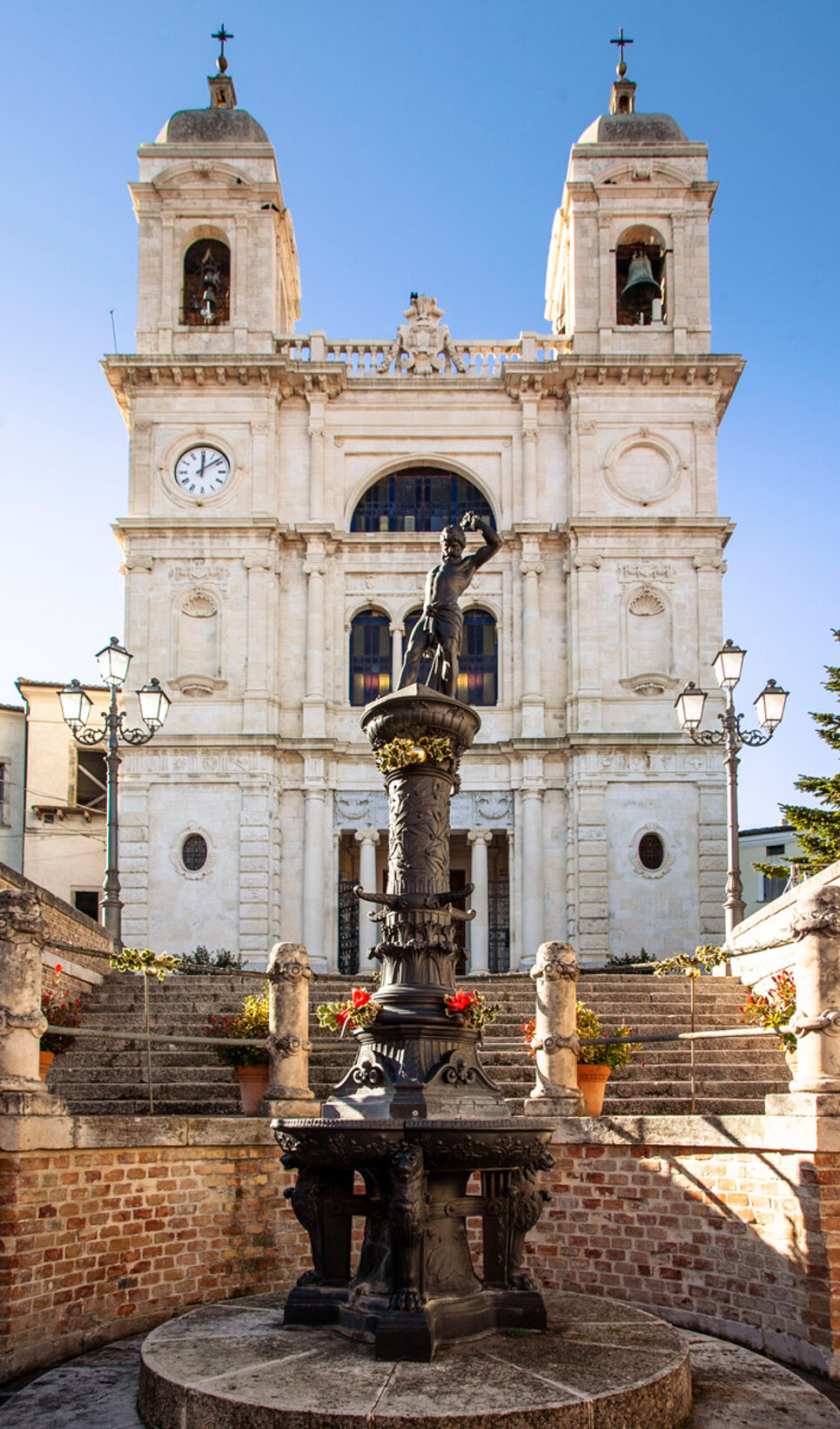 Vista frontale del Duomo di San Valentino Abruzzo con statua in gesso in primo piano