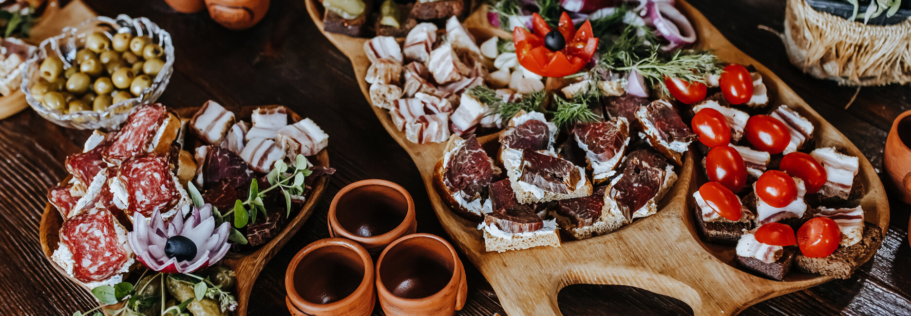 Tagliere con affettati e formaggi tipici abruzzesi su tavola di legno Tagliere con affettati e formaggi tipici abruzzesi su tavola di legno