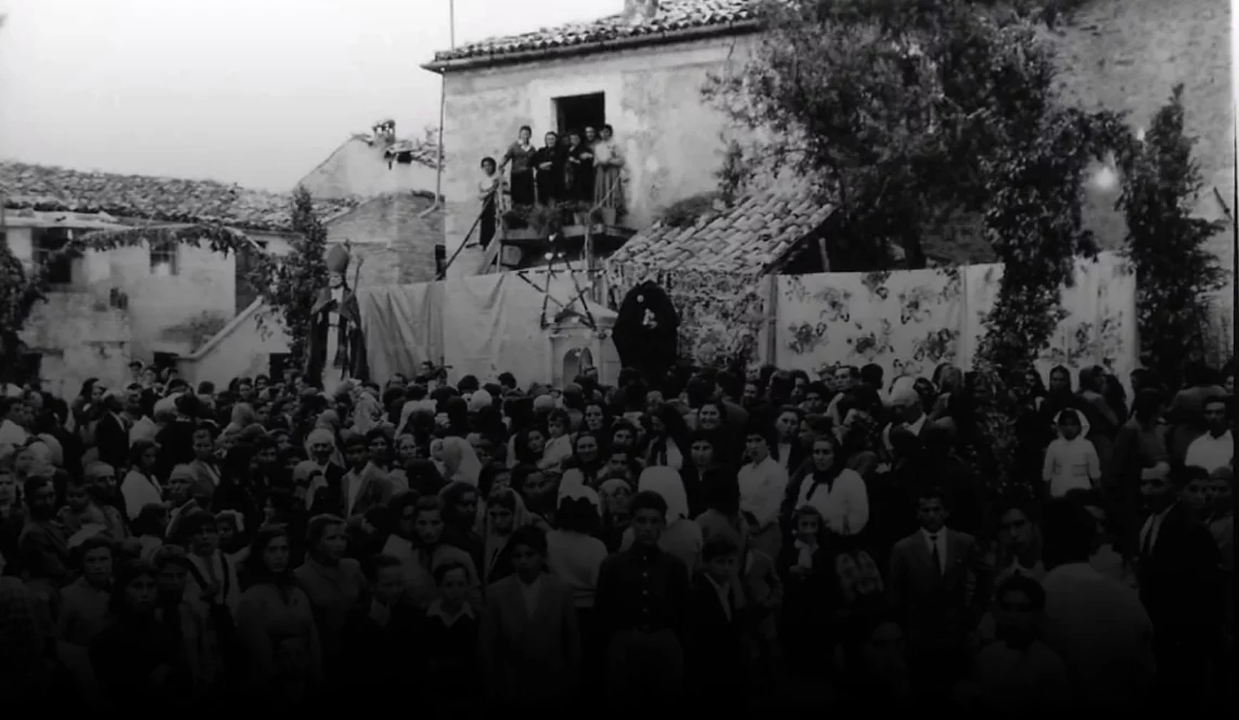 Folla radunata durante una festa tradizionale nel borgo di San Valentino in Abruzzo.