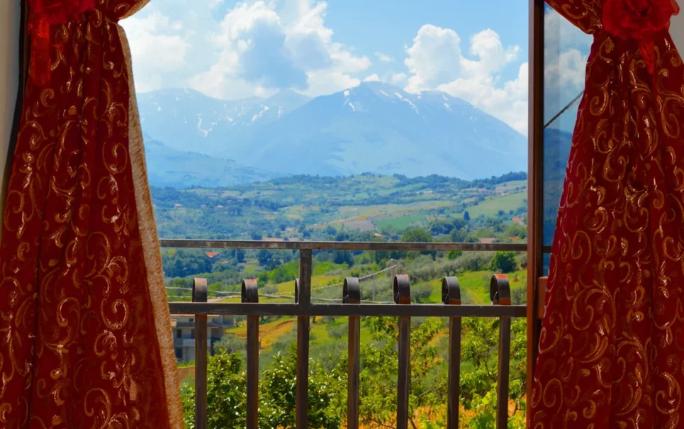 Vista panoramica dalla finestra sui monti e colline d'Abruzzo, ideale per soggiorno San Valentino