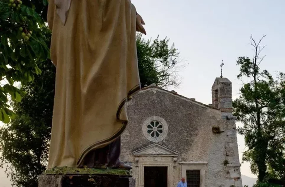 Statua davanti alla Chiesa di San Rocco sulla Majella