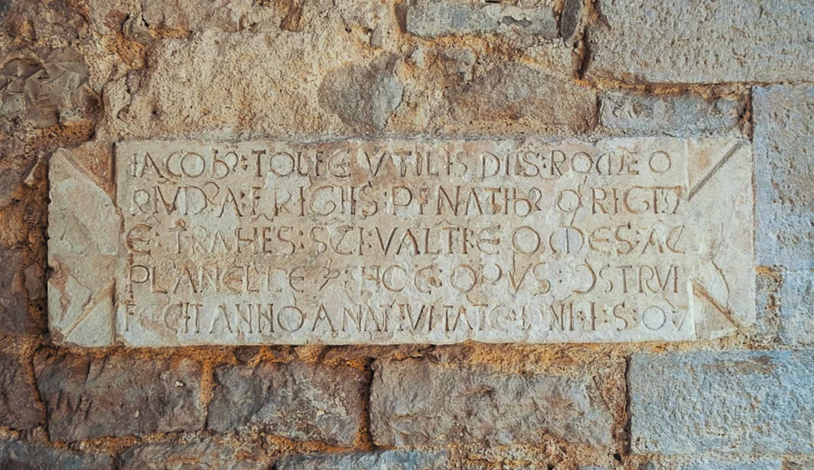Epigrafe storica incisa su pietra al Palazzo Farnese Epigrafe storica incisa su pietra al Palazzo Farnese