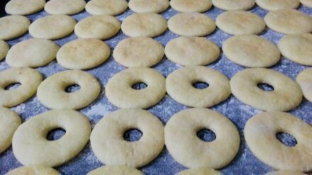 Taralli tradizionali abruzzesi disposti su un piano infarinato