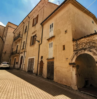 Strada storica con edifici antichi a San Valentino in Abruzzo