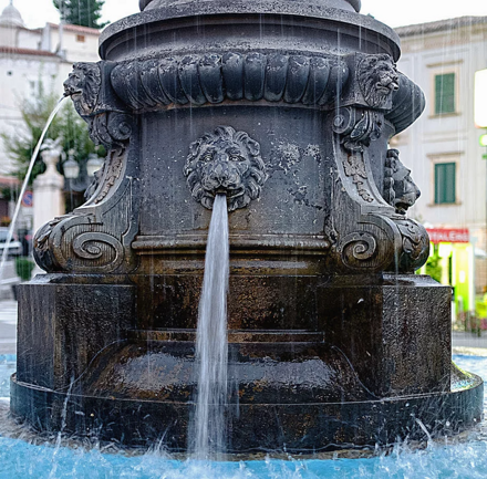 Fontana storica con teste di leone a Civita Castellana