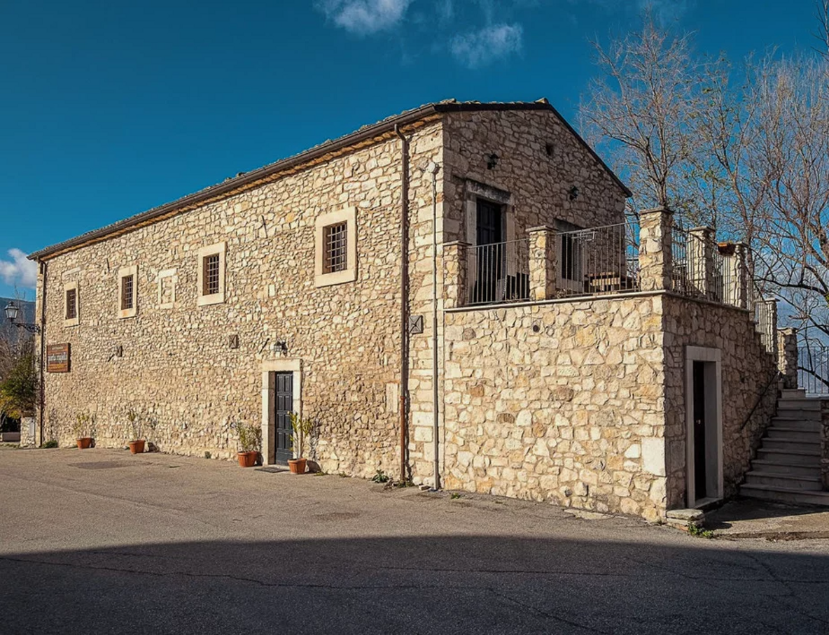 Edificio storico in pietra, Ex Carcere Borbonico a San Valentino Edificio storico in pietra, Ex Carcere Borbonico a San Valentino