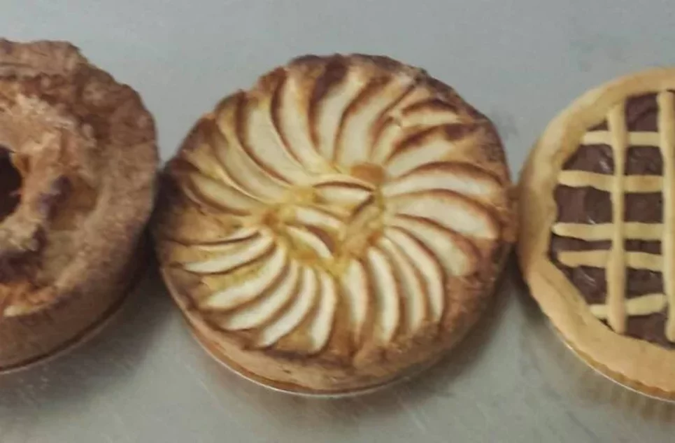 Dolci abruzzesi con crostata di mele e crostata al cioccolato della pasticceria D'Ottavio