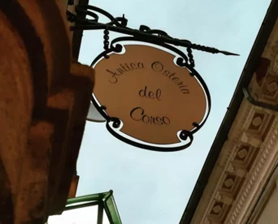 Insegna Antica Osteria del Corso su sfondo urbano Insegna Antica Osteria del Corso su sfondo urbano