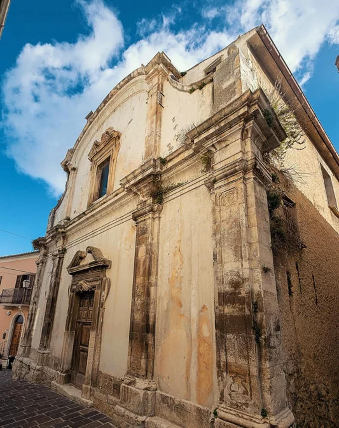Facciata della Chiesa Sant'Antonio con dettagli di arte barocca Facciata della Chiesa Sant'Antonio con dettagli di arte barocca