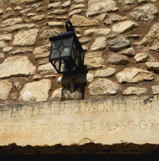 Antica iscrizione in pietra su muro di costruzione storica