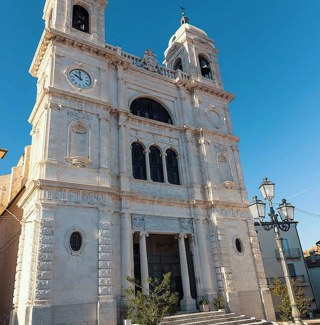 Facciata della cattedrale di San Valentino in Abruzzo, cielo sereno