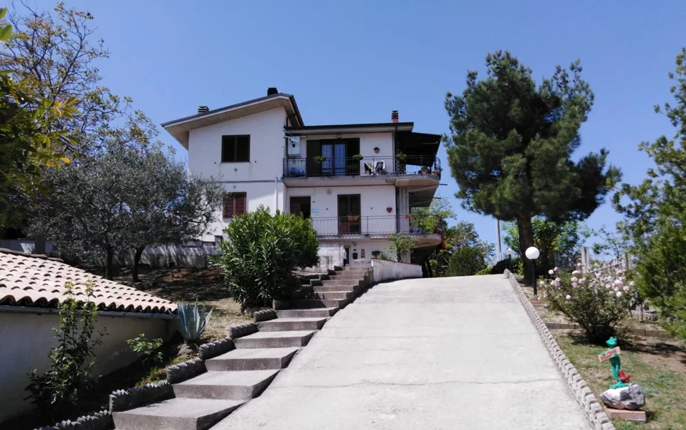 Vista di una casa spaziosa con giardino, ideale per un soggiorno a San Valentino in Abruzzo