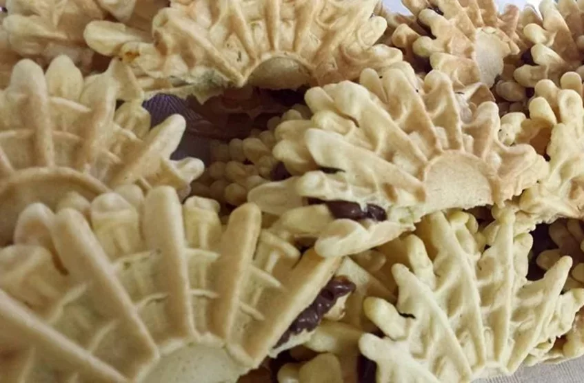 Dolci abruzzesi tipici con ripieno di cioccolato della pasticceria D'Ottavio.