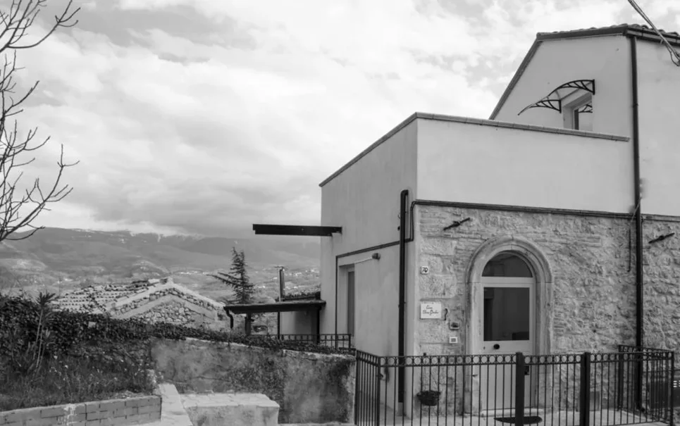 Facciata di un B&B in pietra nella zona della Majella, Abruzzo.