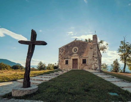 Chiesa storica su percorso di San Valentino con croce in legno