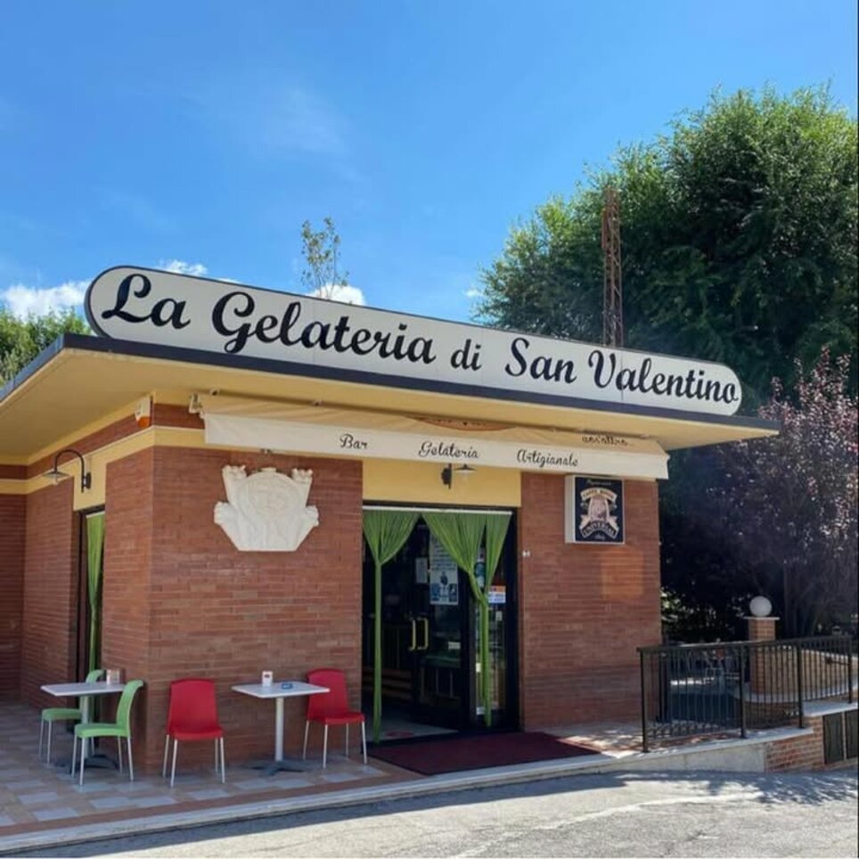 Facciata della Gelateria di San Valentino con sedie e tavoli esterni