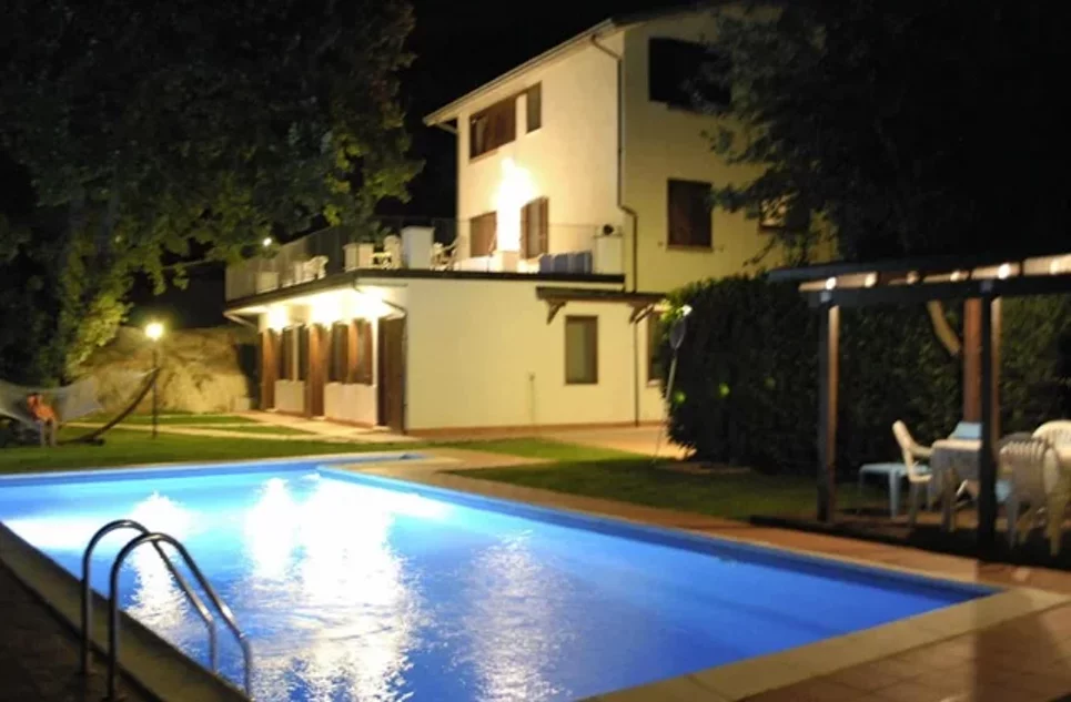 Piscina notturna presso un B&B in Abruzzo vicino alla Majella