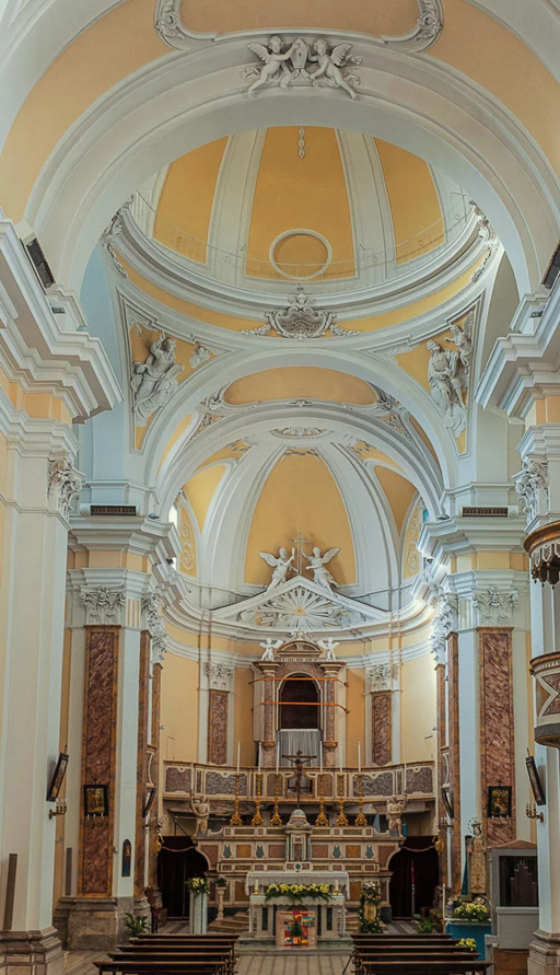 Interno di una chiesa storica con decorazioni barocche
