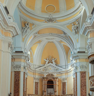 Interno di una chiesa storica a San Valentino Abruzzo