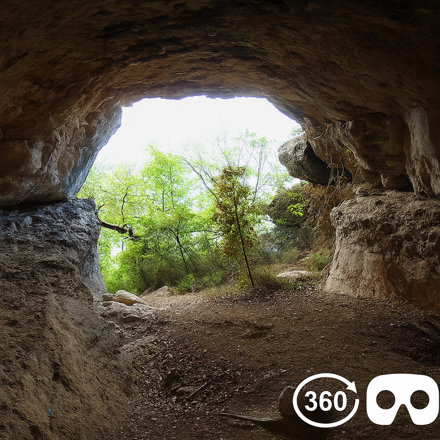 Esplorazione virtuale in una grotta con vista sulla natura circostante.