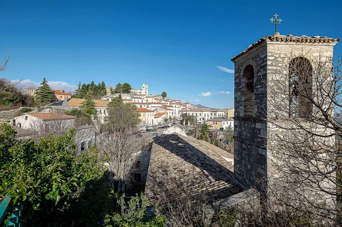 Vista del Belvedere di San Nicola con campanile in primo piano e villaggio sullo sfondo