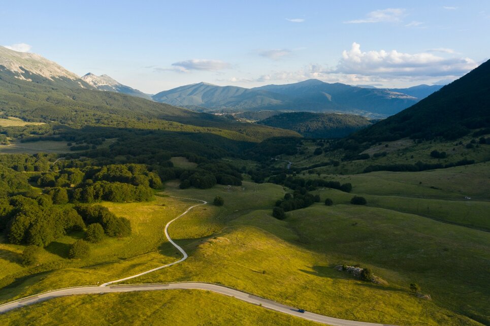 Panorama del Parco Nazionale della Maiella con sentieri e montagne al tramonto