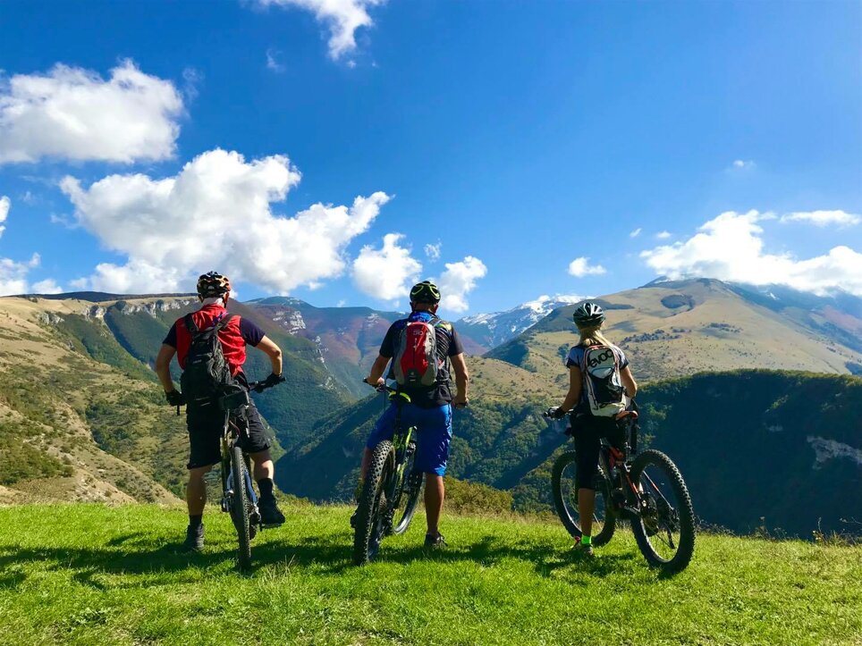Escursionisti in e-bike godono del panorama nel Parco Nazionale della Maiella
