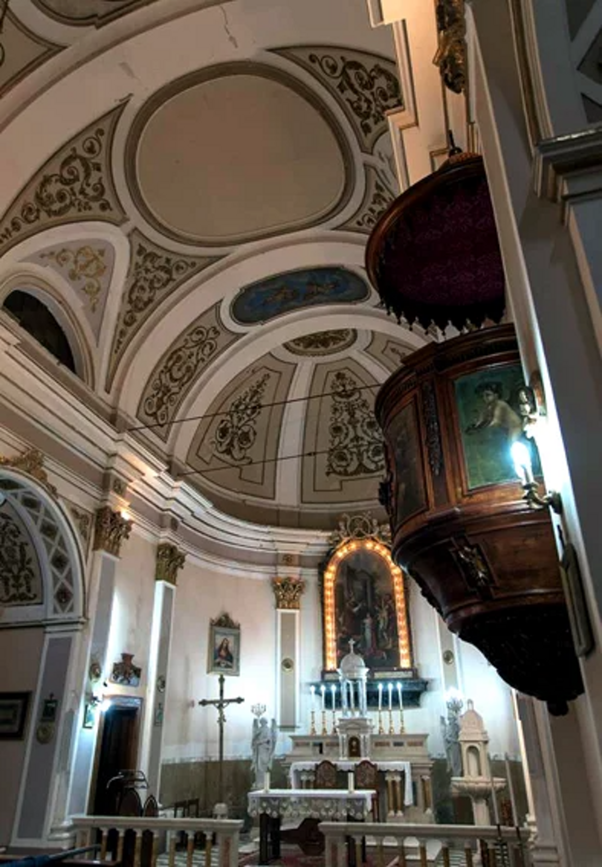 Interno della Chiesa di San Donato con dettagli architettonici e decorazioni storiche Interno della Chiesa di San Donato con dettagli architettonici e decorazioni storiche