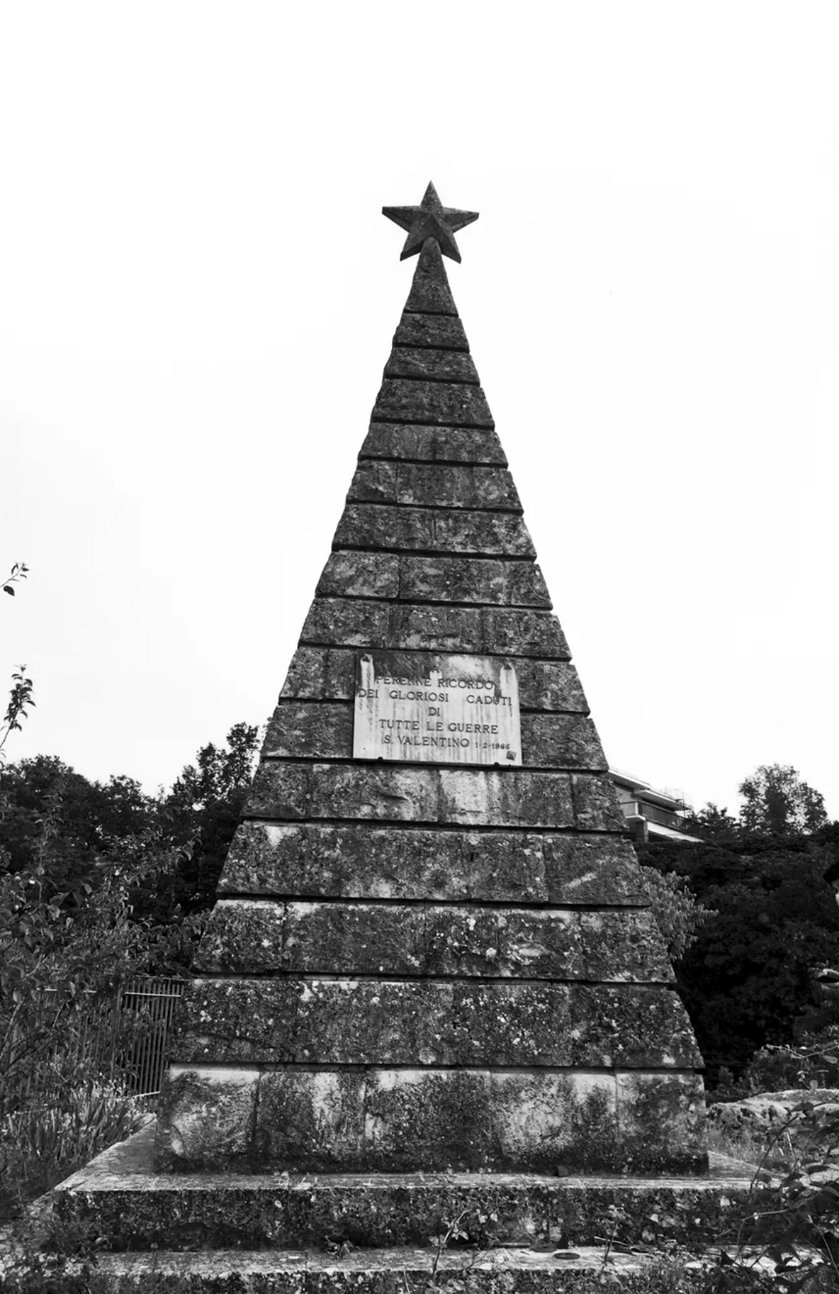 Monumento a forma di piramide con stella a San Valentino dedicato ai caduti Monumento a forma di piramide con stella a San Valentino dedicato ai caduti