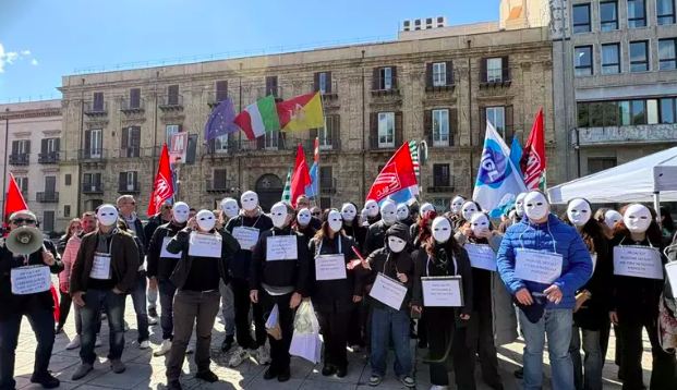 Palermo, gli ex Almaviva di nuovo in piazza: 387 famiglie ancora appese alle promesse