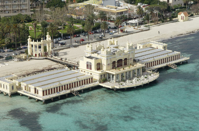 Mondello, il mare presenta il conto: divieto di balneazione davanti all’ex Charleston