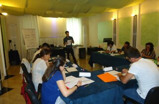 Vito Tritto mentre tiene un workshop