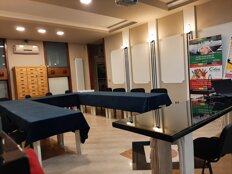 EDEN sala formazione con tavolo a ferro di cavallo