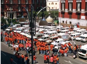 La prima e forse unica manifestazione con le associazioni di soccorso conclusa in piazza prefettura a Bari con l'esposizione di tutti mezzi di soccorso